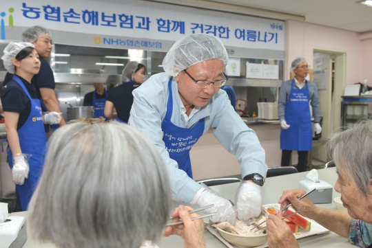 오병관 NH농협손해보험 사장(가운데)이 23일 서울 서대문장애인종합복지관 구내식당에서 삼계탕 배식 봉사활동을 실시하고 있다. 사진=NH농협손해보험