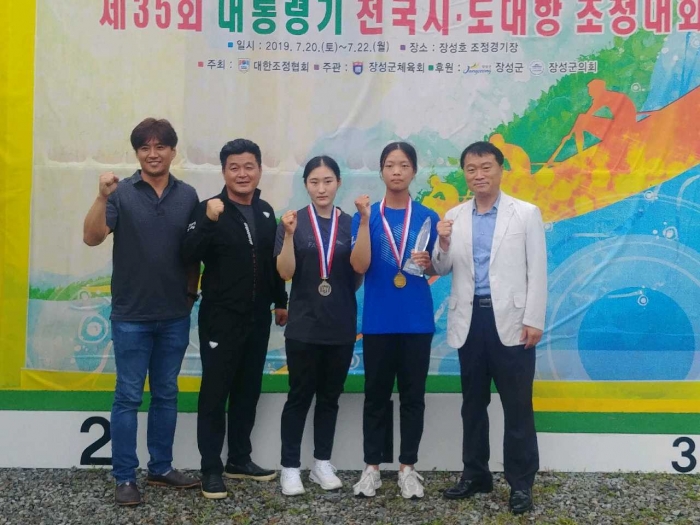 왼쪽부터 박영배 감독, 학교 교직원, 김보빈, 김미수, 고광진 문향고 교장