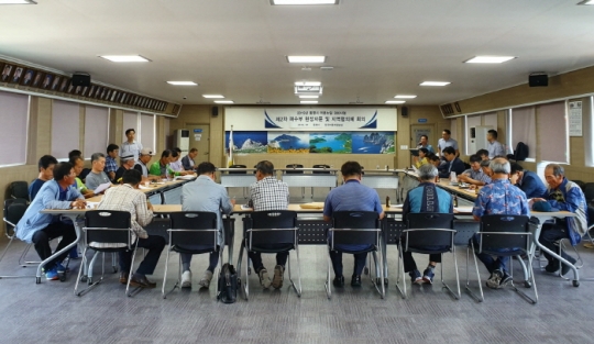 한국어촌어항공단과 통영시가 제2차 어촌뉴딜 300 전문가 현장자문 및 지역협의체 회의를 진행하고 있다