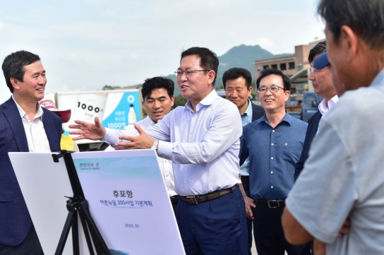 23일 박남춘 인천시장이 강화군 후포항 선착장을 찾아 어촌·어항 현대화 사업지와 관련해 주민의견을 청취하고 있다.