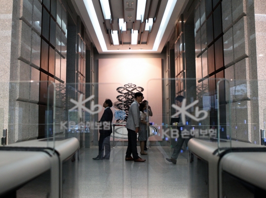 서울 역삼동 KB손해보험 본사에서 직원들이 승강기를 기다리고 있다. 사진=KB손해보험