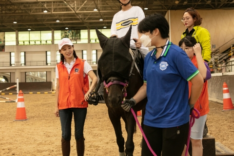 한국마사회, 재활힐링승마 홍보대사 ‘배우 김재경·권소현’ 장애아동 승마 보조 봉사활동 펼쳐