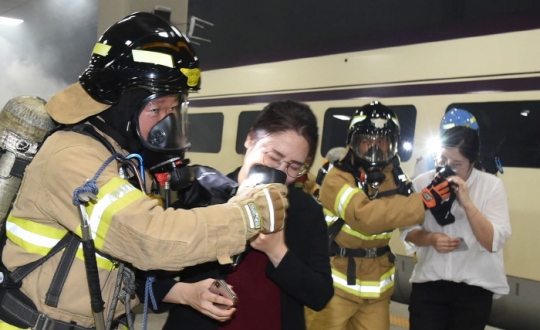 유독가스로부터 승객을 보호하라...25일 SRT 수서역에서 열린 2019 재난대비 훈련에서 119 구급대원들이 승객들을 대피시키고 있다.