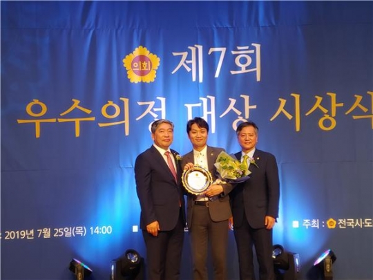 25일 오중석 서울시의원(가운데)이 ‘제7회 우수의정 대상’을 수상한 후 기념촬영을 하고 있다.