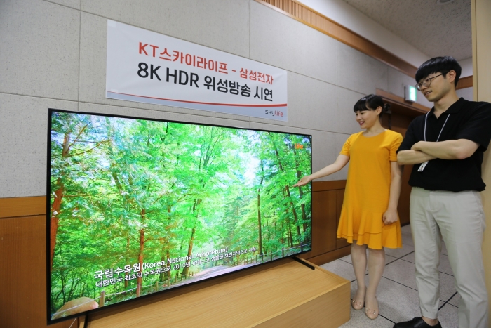 삼성전자와 KT스카이라이프 관계자가 8K 위성 방송을 2019년형 삼성 QLED 8K 82형을 통해 시청하고 있다. 사진=삼성전자 제공