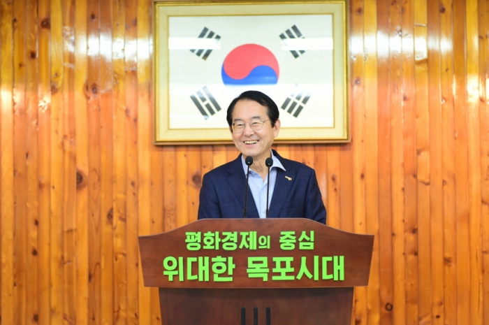 김종식 목포시장이 1일 열린 8월 정례조회에서 직원들에게 섬의 날 행사를 비롯한 각종 현안에 대해 비상한 각오로 집중해 달라고 당부하고 있다.