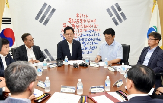 2일 박남춘 인천시장이 시청 접견실에서 인천 무역 유관기관과 일본 수출규제 확대에 대한 긴급 공동 대응방안 마련을 위한 회의를 하고 있다.