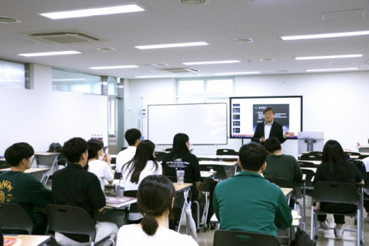 김영진 경복대 교학처장이 무더위에도 열심히 공부하는 학생들을 위해 간식을 전달하고 학생들과 대화의 시간을 가지고 있다.