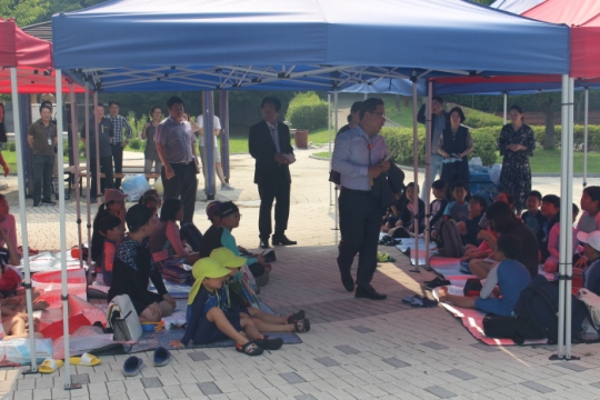 5일 김정식 미추홀구청장이 ‘더불어 행복한 사회 만들기 행사’에 참석해 참가한 어린이들을 격려하고 있다.
