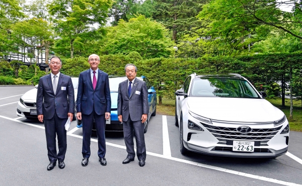 정의선 현대차그룹 총괄 수석부회장은 지난 6월 15~16일 양일간 일본 나가노縣(현) 가루이자와에서 열린 G20 에너지환경장관회의와 연계해 14일 수소위원회가 개최한 행사에 참석한 CEO들과 기념촬영했다. 사진=현대자동차 제공