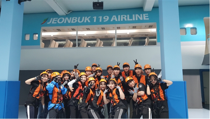 전주기전대학 응급구조과가 응급구조사를 위한 119 안전 체험을 진행한 뒤 기념촬영하고 있다.