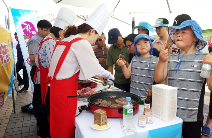 전남농협·목포무안신안축협, “제1회 섬의 날” 기념 한우고기나눔행사 모습