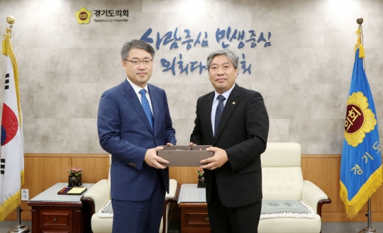 송한준 의장(오른쪽), 김우현 수원고검 신임 검사장(왼쪽)