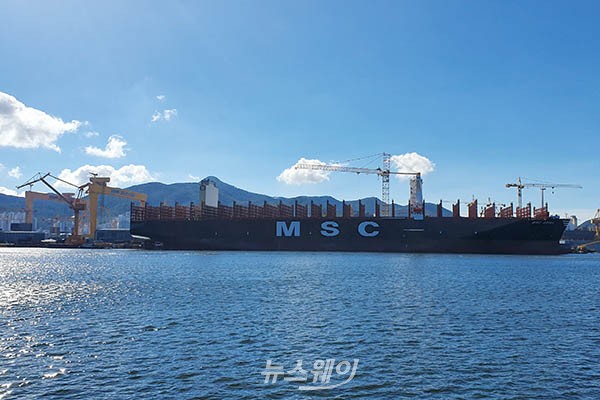 대우조선해양이 건조하고 있는 세계 최대 규모의 초대형 컨테이너 운반선. 사진=윤경현 기자
