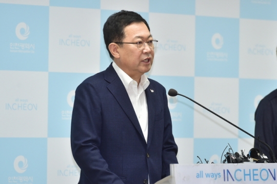 5일 박남춘 인천시장이 시청 기자회견실에서 수질회복과 보상협의 계획 발표에 따른 인천시 입장을 발표하고 있다.