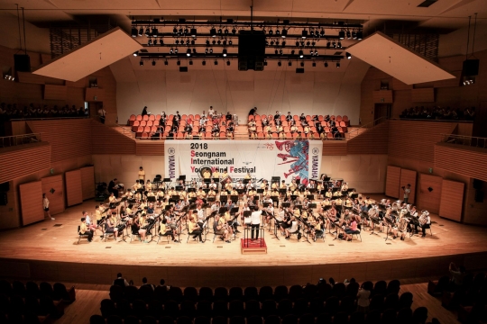 지난해 8월 열린 ‘성남 국제 청소년 윈드 페스티벌’ 때 참가자 모두 함께 ‘위대한 성남’ 공연 모습