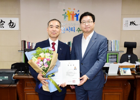 임용장 수여 후 염태영 시장(오른쪽)과 조무영 제2부시장이 기념촬영을 하고 있다.