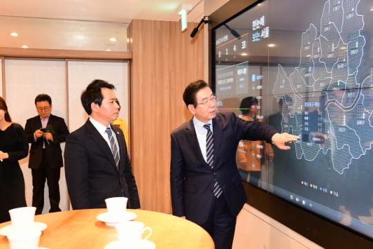 임만균 서울시의원(왼쪽)이 박원순 서울시장과 실시간 도시 현황을 살펴보고 있다.