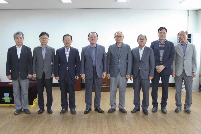 광주대학교(총장 김혁종)가 14일 학교 행정관 회의실에서 김혁종 총장(왼쪽에서 네 번째)이 참석한 가운데 퇴직교원 송공패 및 명예교수 위촉장 수여식을 진행했다.