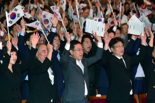 15일 박남춘 인천시장이 종합문화예술회관에서 열린 제74주년 광복절 기념식에서 기관 단체장, 시민 1500여 명과 만세 삼창을 외치고 있다.