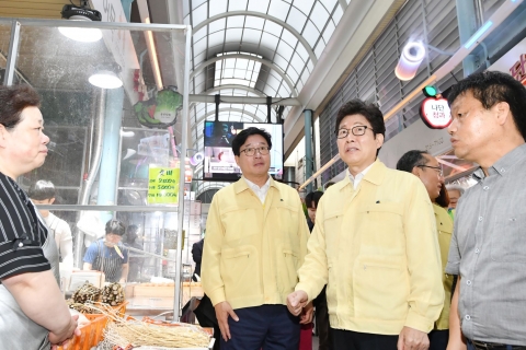조명래 환경부 장관·염태영 수원시장, 수원시 ‘폭염대응 사업 현장’ 점검