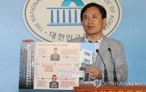 자유한국당 김진태 의원이 18일 오후 국회 정론관에서 기자회견을 하는 모습. 사진=연합뉴스
