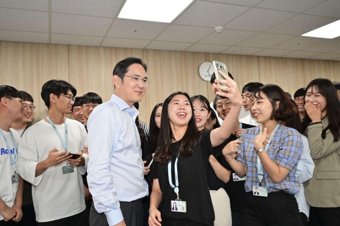 이재용 삼성전자 부회장이 20일 삼성 청년 소프트웨어 아카데미(SSAFY) 광주 교육센터를 방문해 소프트웨어 교육을 참관하고 교육생들을 격려했다. 사진=삼성전자 제공