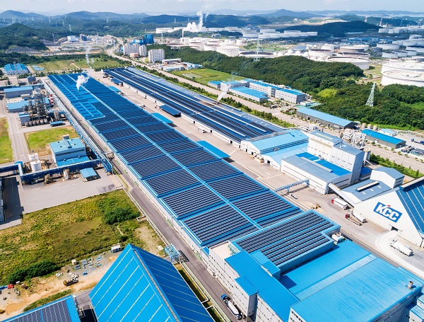 KCC 대죽공장은 최근 지붕형 태양광 발전소 증설을 완료하고 본격적인 전력 생산에 들어갔다. 사진=KCC 제공