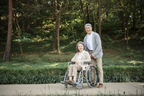 요양병원 설립 인.허가 갱신심사 강화해야