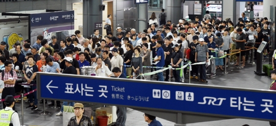 추석 연휴 SRT 승차권 예매가 시작된 22일 서울 강남구 SRT 수서역에서 시민들이 승차권 구매를 위해 줄 서있다. 사진=SR