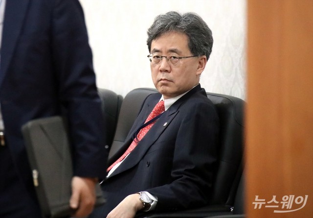 김현종, 외교관에 무릎 꿇게 했다?···靑-외교부 잡음 논란