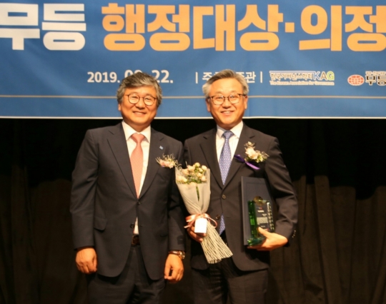 전동평 영암군수, 2019 무등 행정대상 경영혁신 부문 대상 수상 기사의 사진