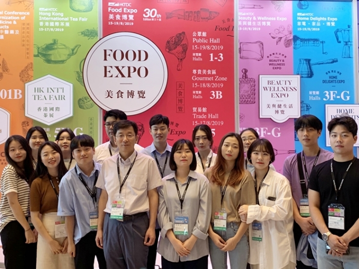 목포대학교 GTEP 사업단이 15일부터 19일까지 홍콩에서 개최된 홍콩 식품박람회에 참가해 기념촬영하고 있다.