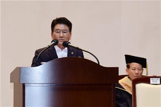 22일 서울시의회 김생환 부의장이 서울시립대 2018학년도 후기 학위수여식 행사에 참석해 축사를 하고 있다.
