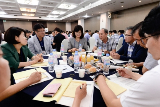 21일 도성훈 인천교육감(왼쪽 두 번째)이 ‘민주적 공동체로 성장하는 학교 만들기’라는 주제로 열린 워크숍에 참여했다.