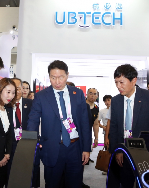최태원 SK회장(가운데)이 26일 중국 충칭시 국제엑스포센터에서 열린 ‘2019 스마트 차이나 엑스포’에서 글로벌 IT 기업들의 전시관을 둘러보고 있다. 사진=SK 제공