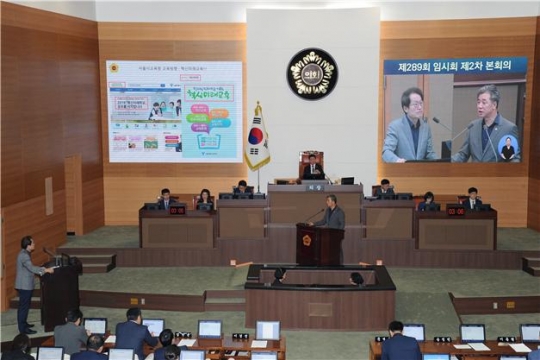 26일 경만선 서울시의원이 제289회 임시회에서 조희연 서울시교육감을 상대로 시정 질의를 하고 있다.