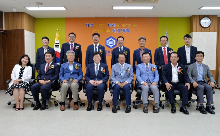 순천대학교 발전후원회’ 위원 위촉식을 갖고 기념 촬영 모습