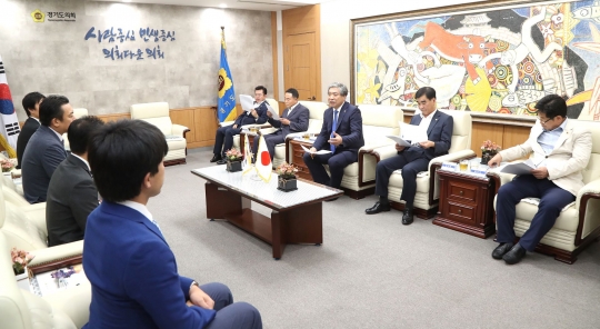송한준 경기도의회 의장(오른쪽3번째)