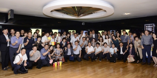 26일 영화 ‘봉오동전투’ 단체관람에 나선 인천시교육청 직원들