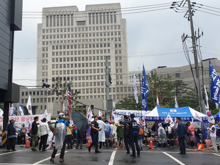 29일 서울 서초구 대법원 앞에서 시민단체 들이 집회를 열고 있다. 사진=뉴스웨이