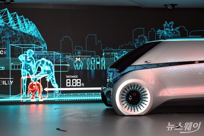 올 초 미국 라스베이거스에서 열린 소비자가전전시회(CES 2019)에서 공개된 미래 도심 자율주행 컨셉 엠비전(M.VISION) 차량. 사진=현대모비스 제공