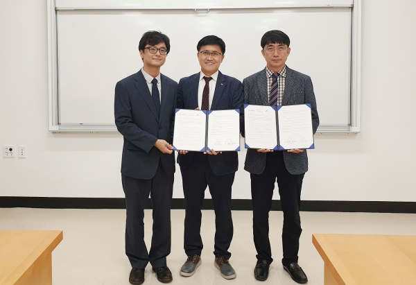 왼쪽부터 권영우 교수, 김기선 본부장, 고석주 교수(사진제공=경북대)