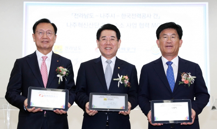 김영록 전라남도지사가 2일 오후 나주 한국전력공사에서 친환경 그린수소 기술개발 및 실증 테스트베드 구축을 위한 업무협약을 체결했다. (왼쪽부터) 김종갑 한전사장, 김영록 전남도지사, 강인규 나주시장.