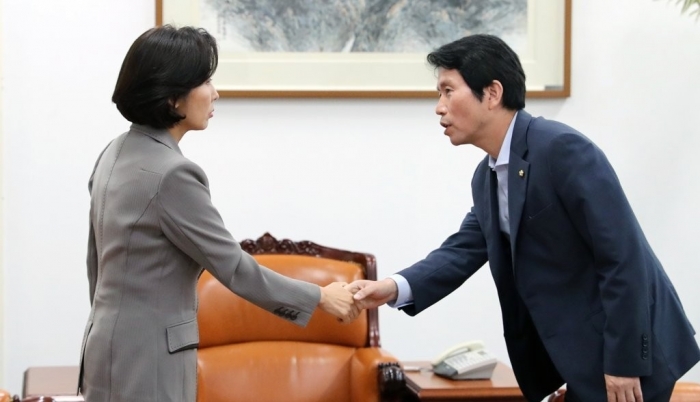 나경원 자유한국당 원내대표와 이인영 더불어민주당 원내대표가 악수를 하고 있다. 사진=연합뉴스 제공