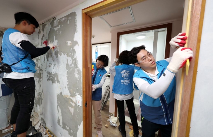 대우건설 임직원들이 지난 4일 서울 노원구에서 희망의 집 고치기 봉사활동을 진행하고 있다. 사진=대우건설 제공