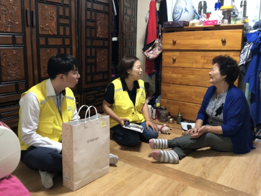 5일 인천도시공사 해드림봉사단 소속 직원들이 임대주택 안심전화 대상 세대를 방문해 말벗봉사를 하고 있다.
