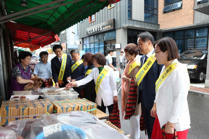 전북도의회, 전통시장 장보기 및 복지시설 위문 기사의 사진