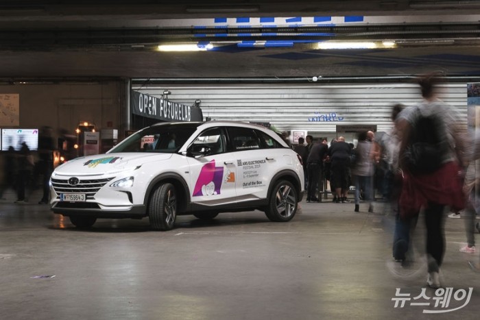 아르스 일렉트로니카 페스티벌 2019(Ars Electronica Festival 2019)에 행사 공식 차량으로 제공된 수소전기차 ‘넥쏘’ 모습. 사진 출처=Stefan Fuertbauer/Getty Images forHyundai 제공