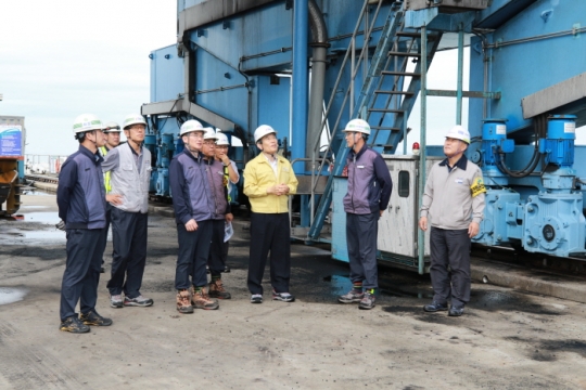 한국서부발전 김병숙 사장(노란색 안전근무복 착용)이 태안발전본부 내 석탄하역설비를 점검하고 있다.